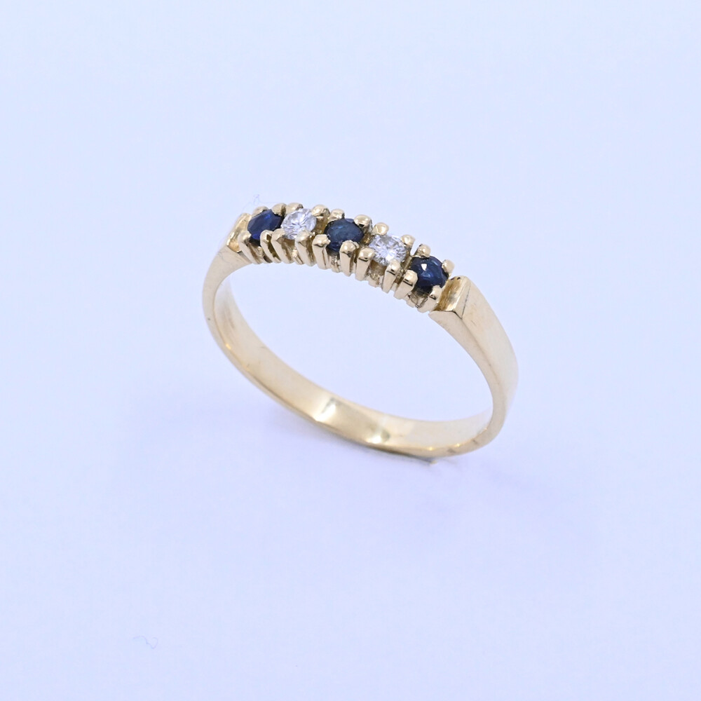 Anillo medio sin fin oro 18k con 3 zafiros azules y 2 brillantes. Anillo medio sin fin oro 18k con 3 zafiros azules y 2 brillantes.
