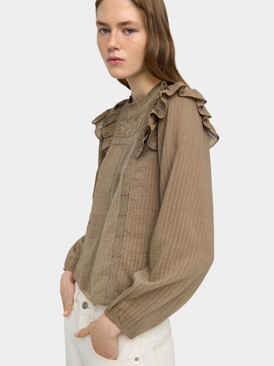 Blusa Con Bordados Y Volantes beige