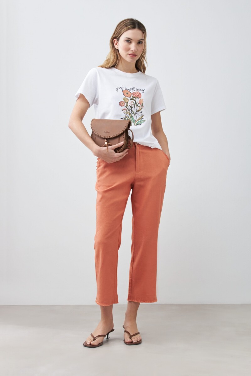 Remera con estampa y bordado floral - blanco 