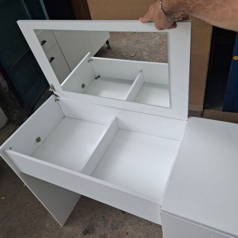 [OUTLET] Tocador Escritorio con Espejo Blanco para Dormitorio | Mueble de Maquillaje Moderno [Viene Armado - Solo Retiro] [OUTLET] Tocador Escritorio con Espejo Blanco para Dormitorio | Mueble de Maquillaje Moderno [Viene Armado - Solo Retiro]