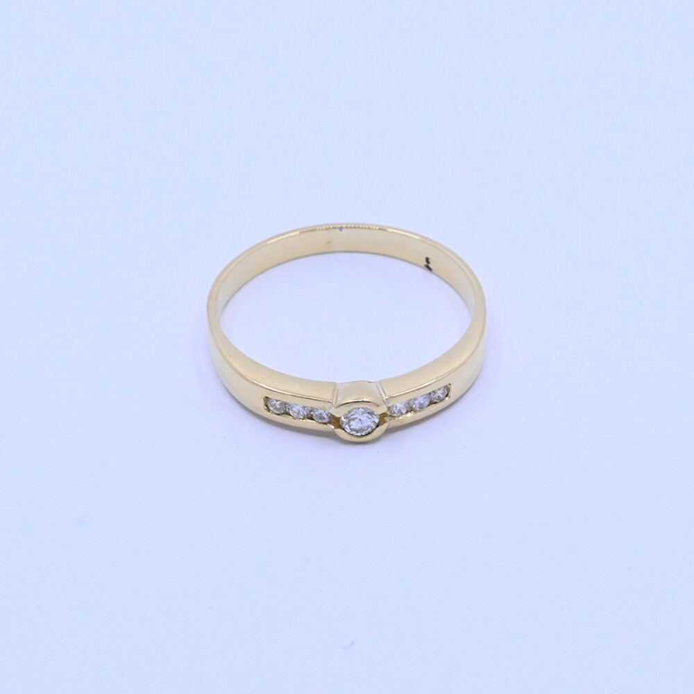 Anillo oro 18k con 7 brillantes. Anillo oro 18k con 7 brillantes.