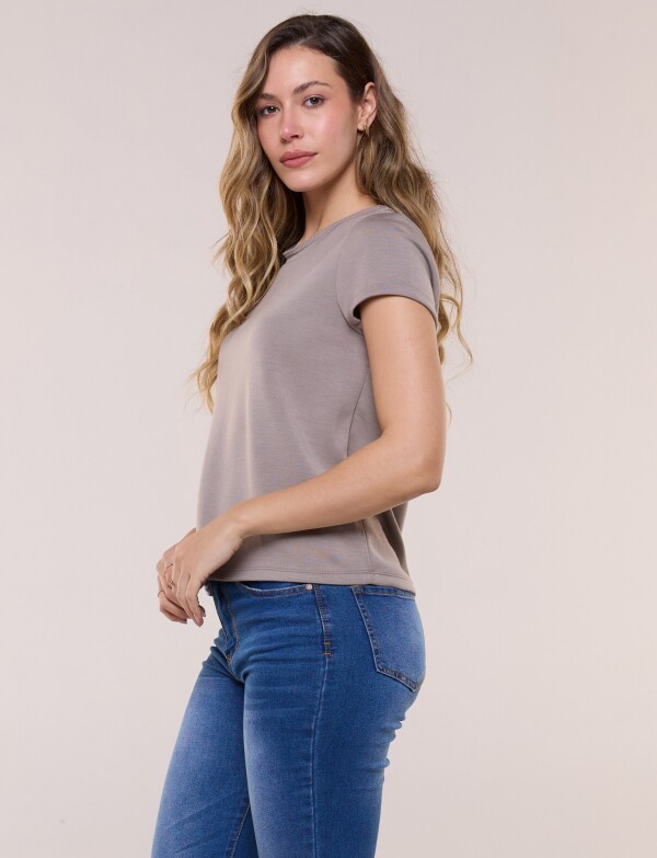 Remera Det Crochet TOSTADO