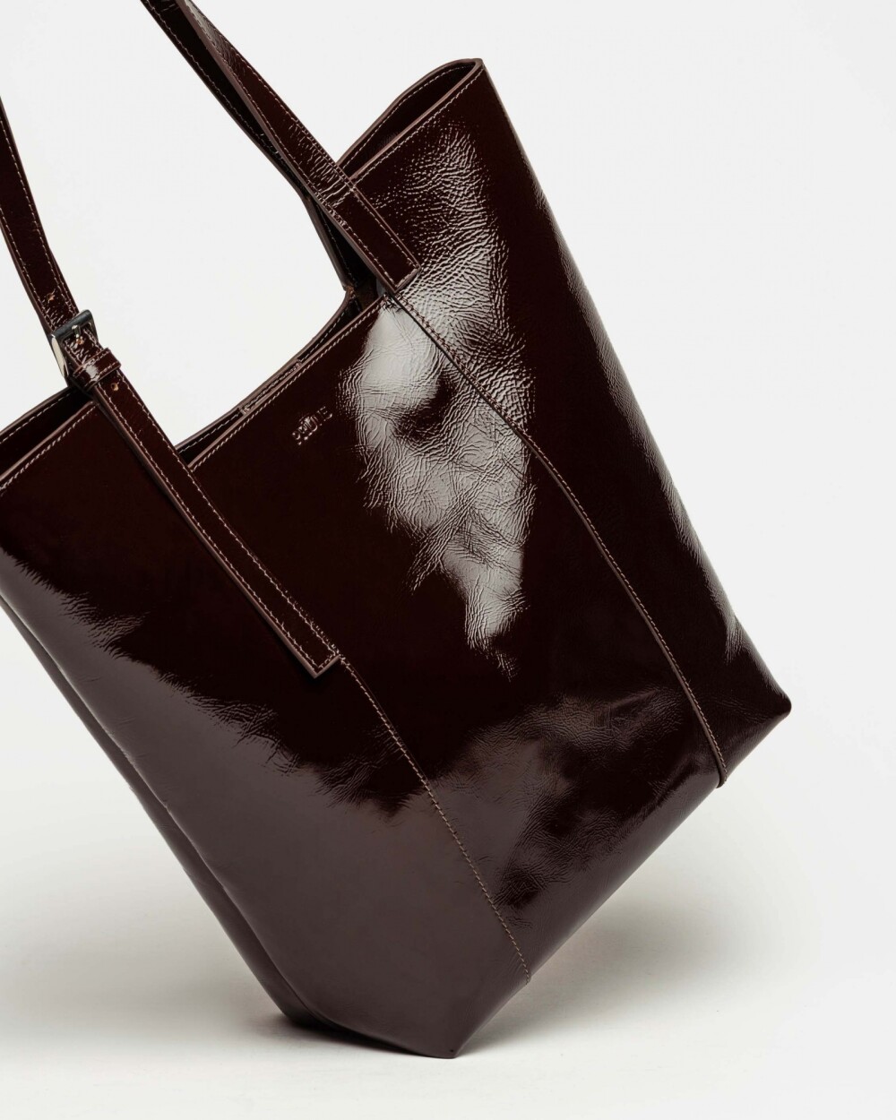 Shopper The Icon en cuero charol arrugado Red Tabaco