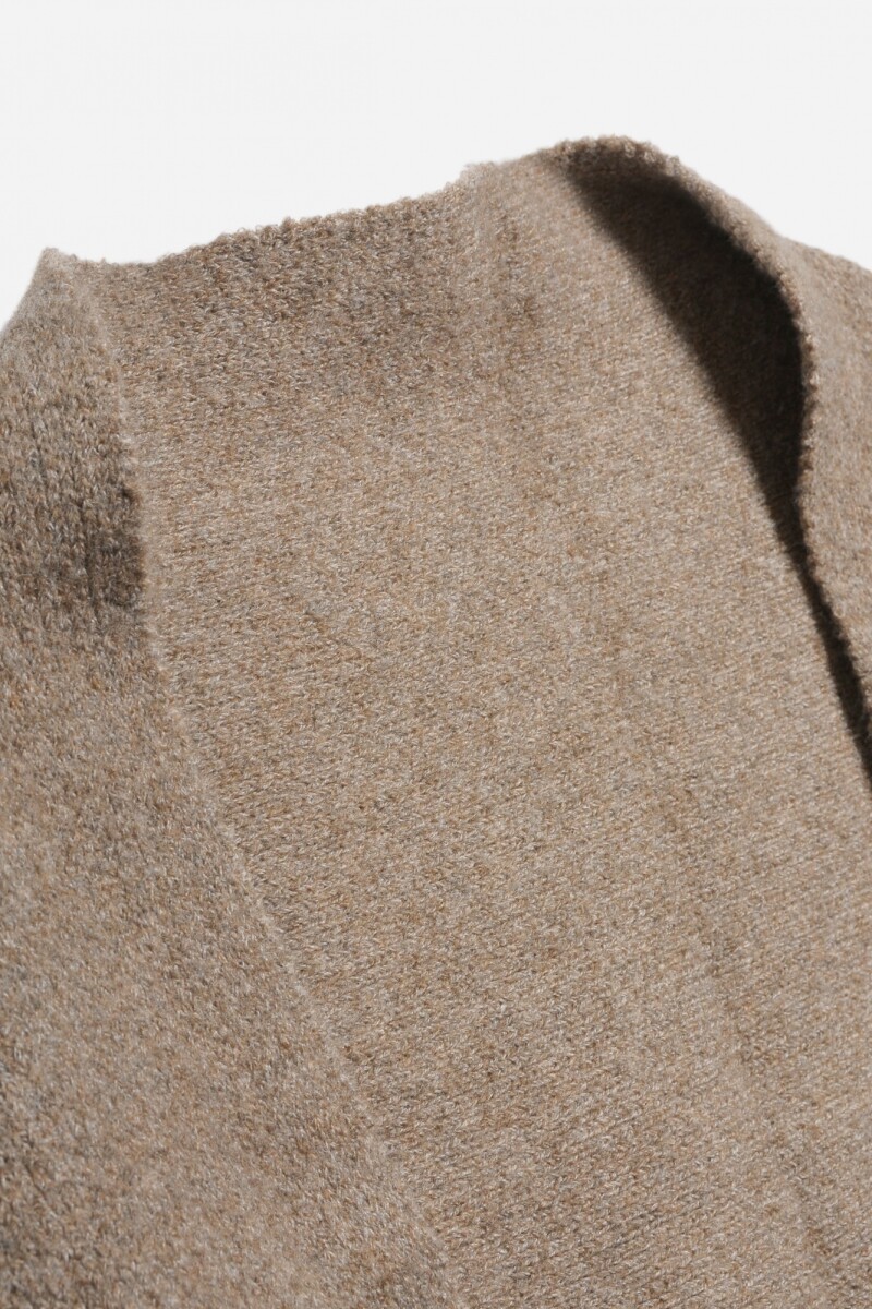 Capa triangulo tejida con lana marrón