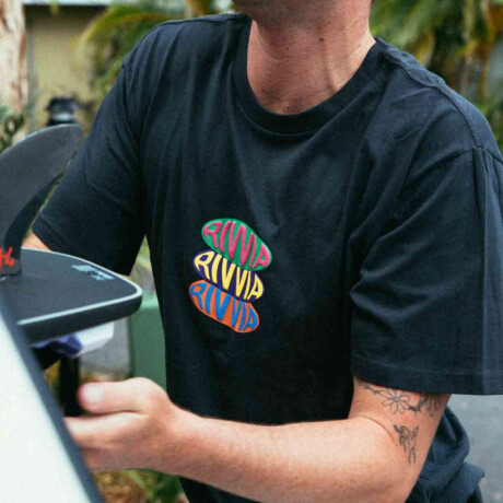 Remera Rivvia Pop Repeat Negro