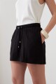 Short con bolsillos laterales negro