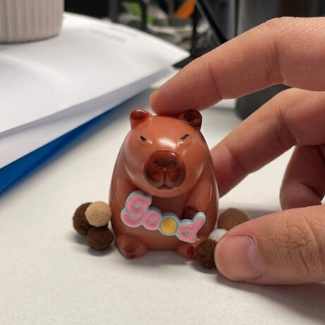 Squishy carpincho con huesito Marron