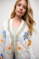 Sacon tejido con jacquard floral crudo