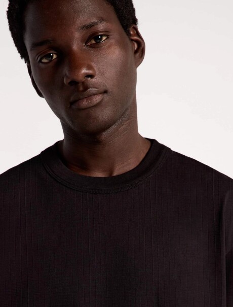 CAMISETA TEXTURIZADA EN TEJIDO DE PUNTO NEGRO