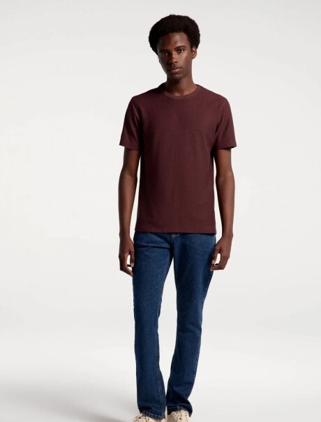CAMISETA TEXTURIZADA EN TEJIDO DE PUNTO BORDEAUX