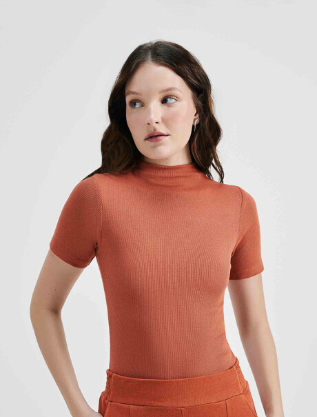 CAMISETA BÁSICA DE CUELLO ALTO NARANJA