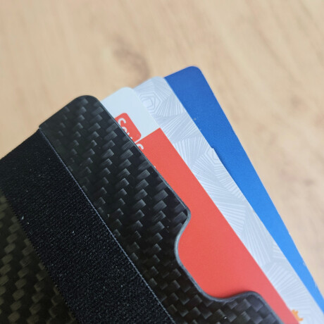 Tarjetero rígido gris con elástico Sc