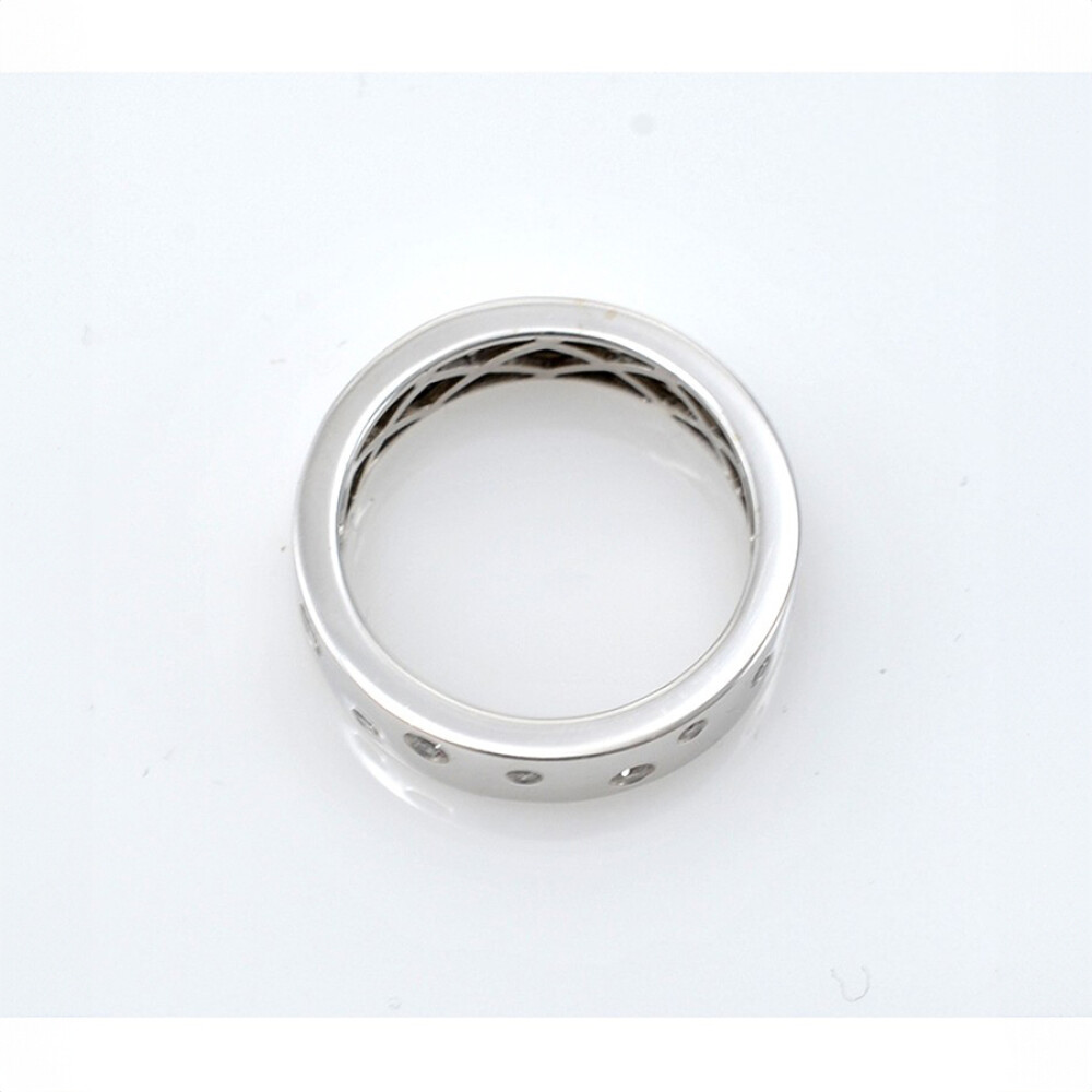 Anillo En Oro 18K Blanco Con Incrustaciones De Brillantes Anillo En Oro 18K Blanco Con Incrustaciones De Brillantes