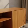 Rack de madera con 2 puertas, estantes y patas de metal. Rack de madera con 2 puertas, estantes y patas de metal.