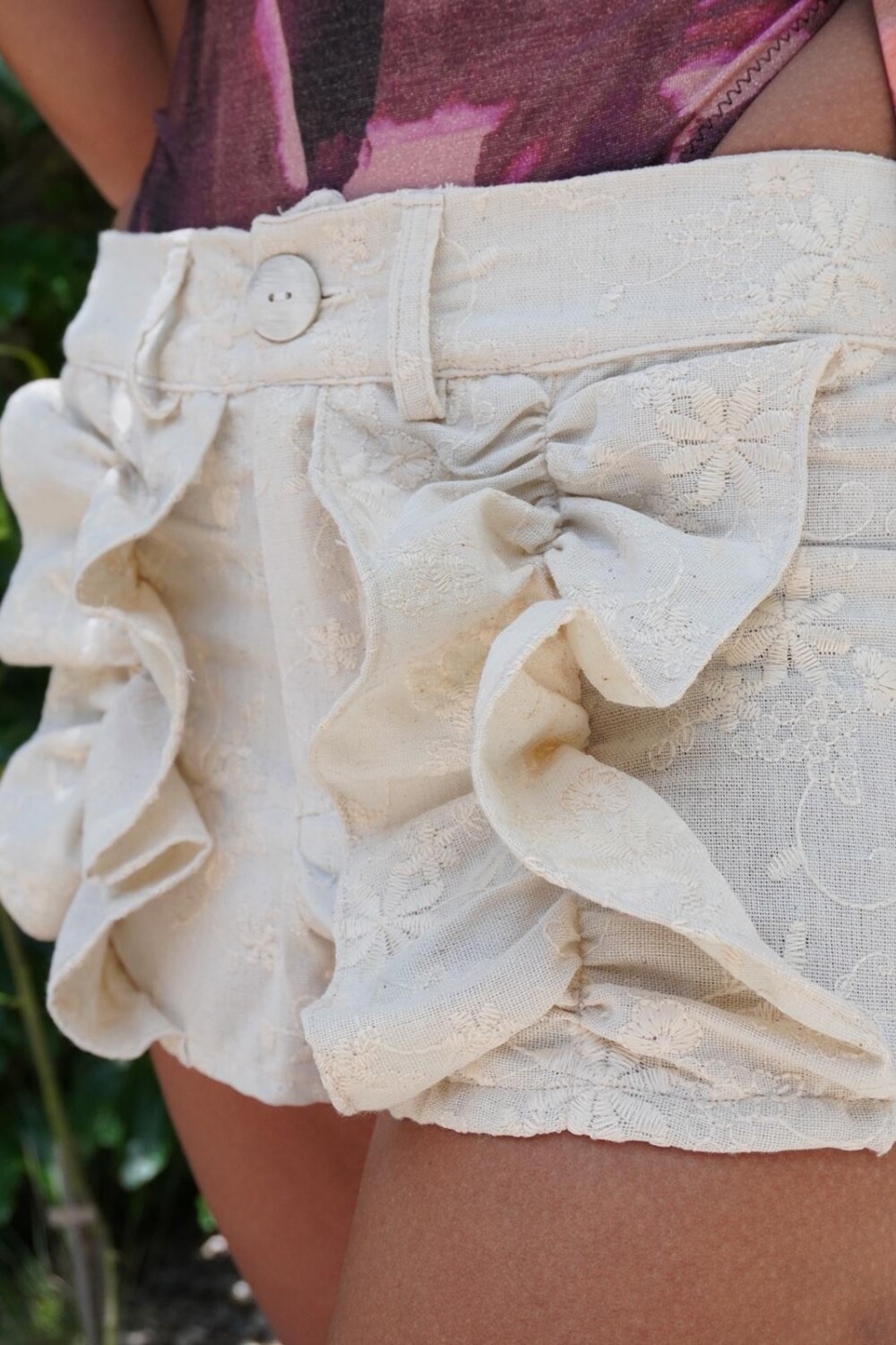 Rosette Embroidery Shorts Crudo