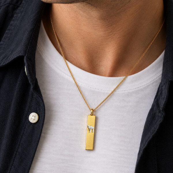 Colgante Mezuza de Oro Amarillo 18k con Jai en Oro Blanco Colgante Mezuza de Oro Amarillo 18k con Jai en Oro Blanco