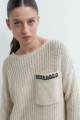 Sweater con bolsillo bordado beige