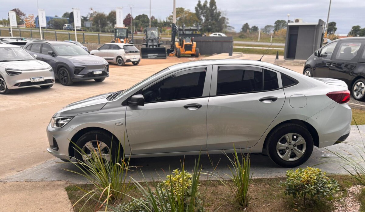 Chevrolet Onix Plus LS - 2023 Chevrolet Onix Plus LS - 2023