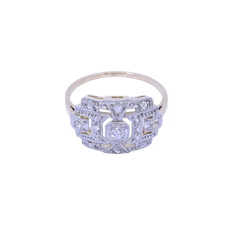 Anillo oro 18k antiguo con brillante y diamantes. Anillo oro 18k antiguo con brillante y diamantes.