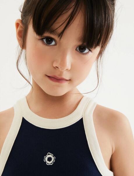 MUSCULOSA INFANTIL CON BORDADO AZUL