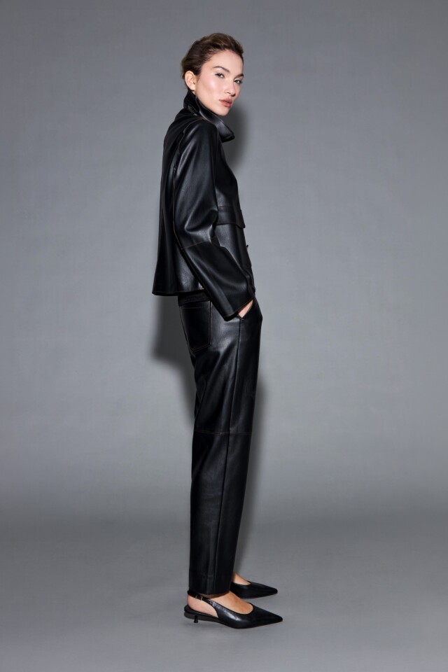 Pantalon recto eco cuero negro