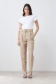 Pantalón sastrero con pinzas y cinturón beige