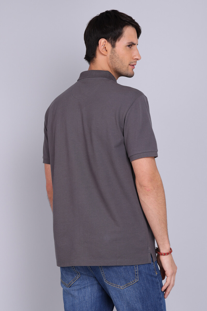 Remera con cuello Arrow GRIS