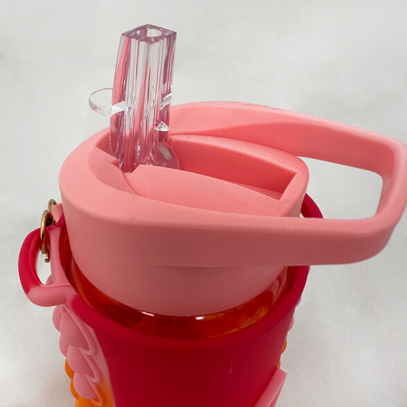 Botella infantil antiderrames con sorbito + pop it 444ml TV0572