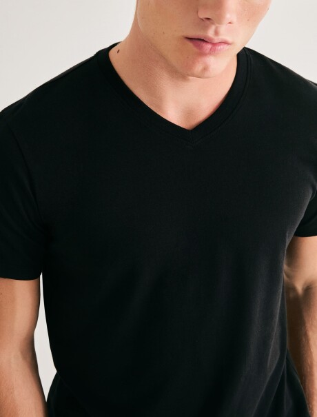 CAMISETA BÁSICA WORLD CUELLO EN V NEGRO