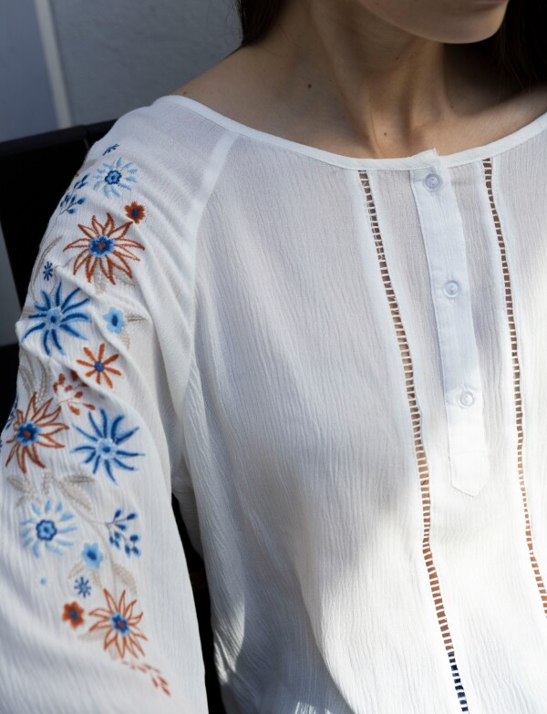 Blusa Bordada CRUDO