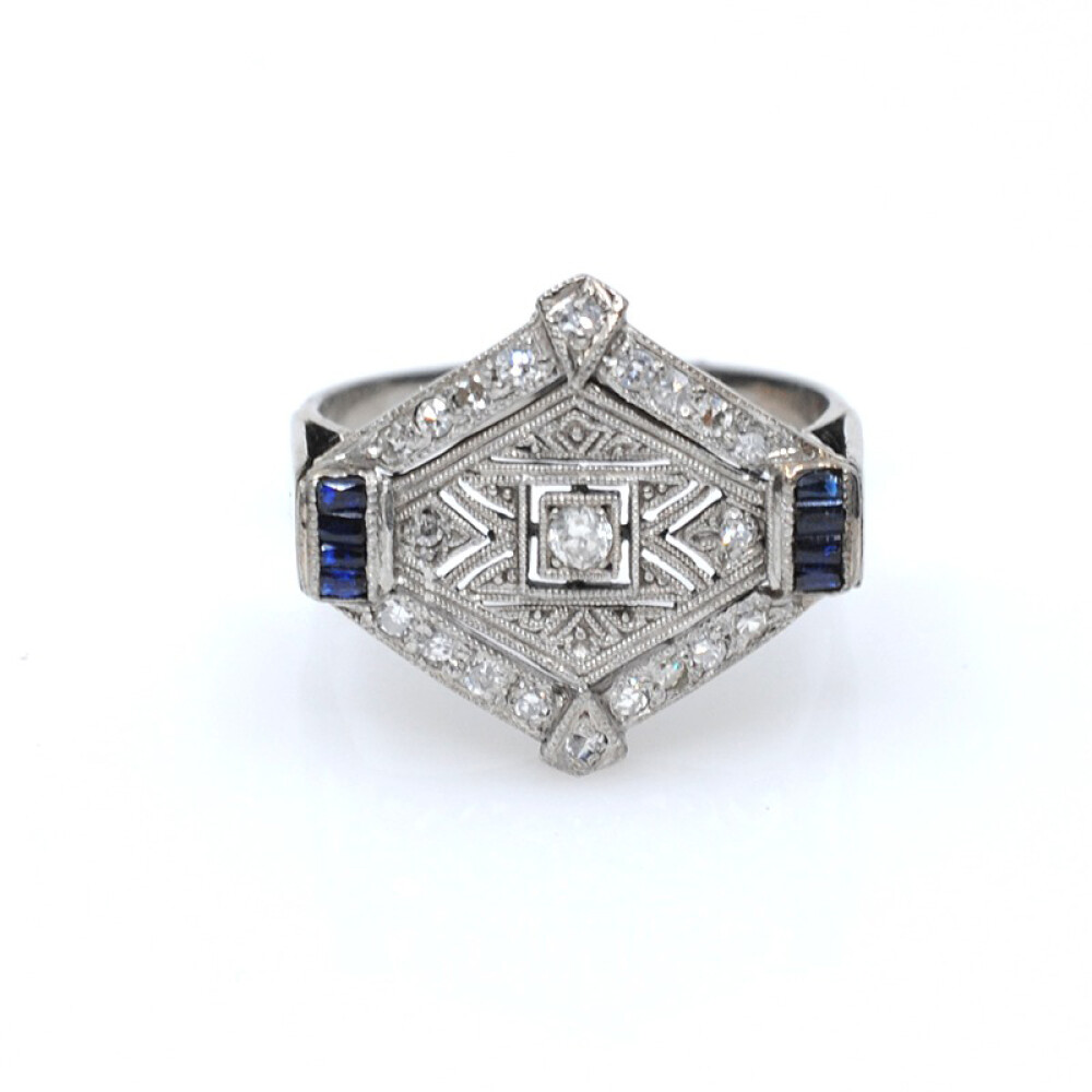 Anillo 18k estilo antiguo zafiros sintéticos,brillantes y diamantes Anillo 18k estilo antiguo zafiros sintéticos,brillantes y diamantes