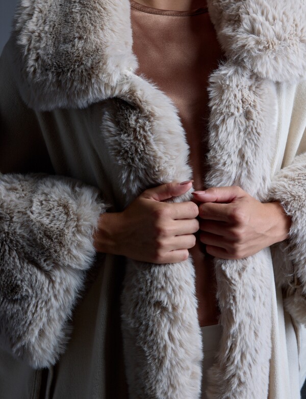 Ruana Aplique Simil Piel BEIGE