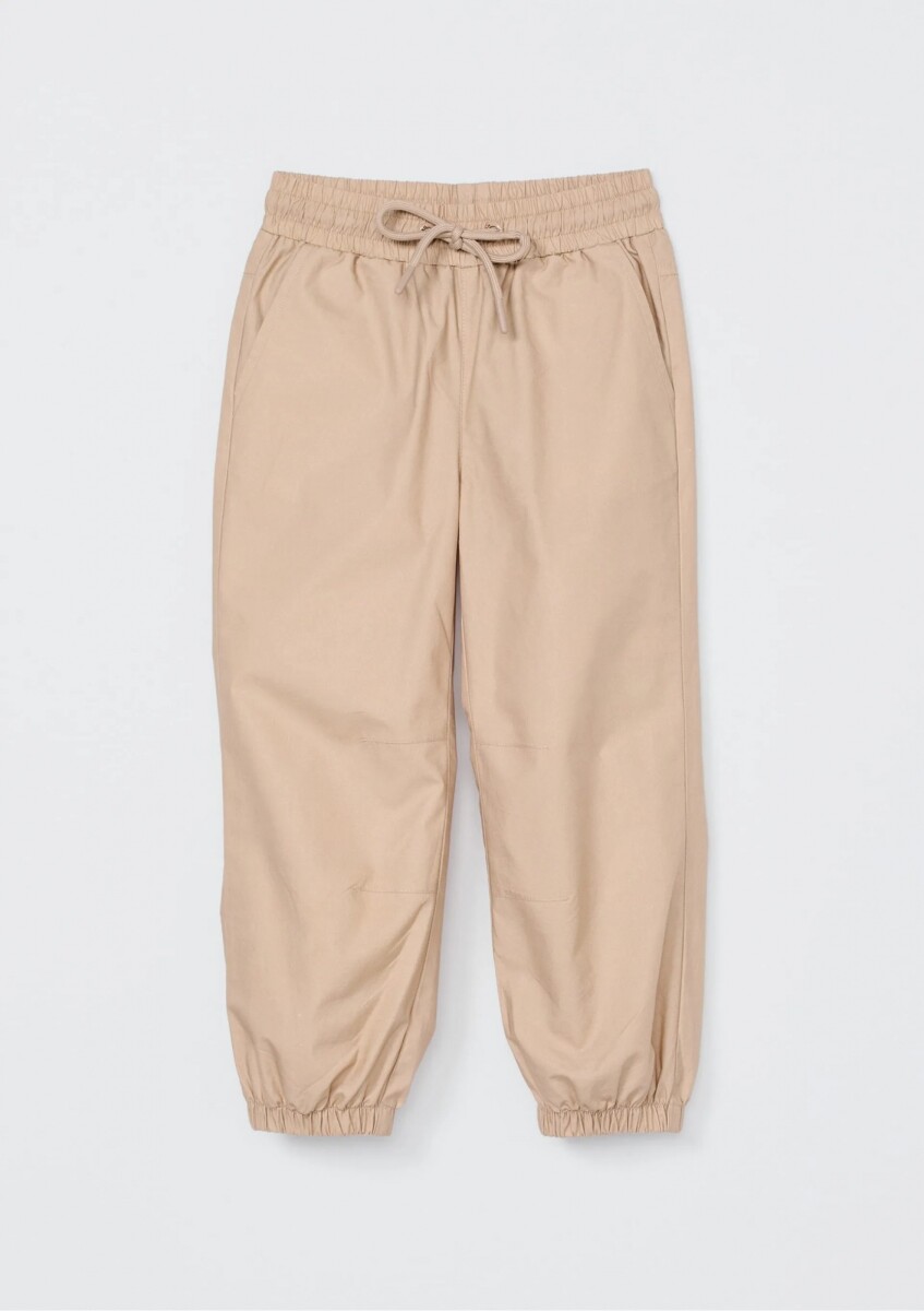 PANTALÓN INFANTIL DE NYLON CON BOLSILLOS - BEIGE 