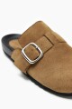 Zueco simil gamuza con hebilla beige