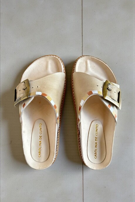 Sandalia KIRA Natural Línea Ottenta Con Arte Sandalia KIRA Natural Línea Ottenta Con Arte