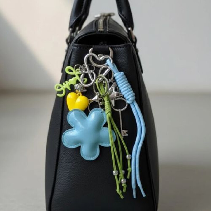 Llavero con Accesorios- Flor y Corazon Llavero Con Accesorios- Flor Y Corazon