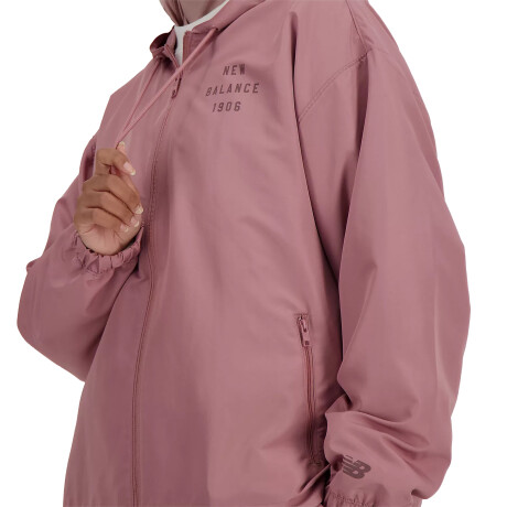 CAMPERA NEW BALANCE ICONIC COLLEGIATE WOVEN Dark Pink