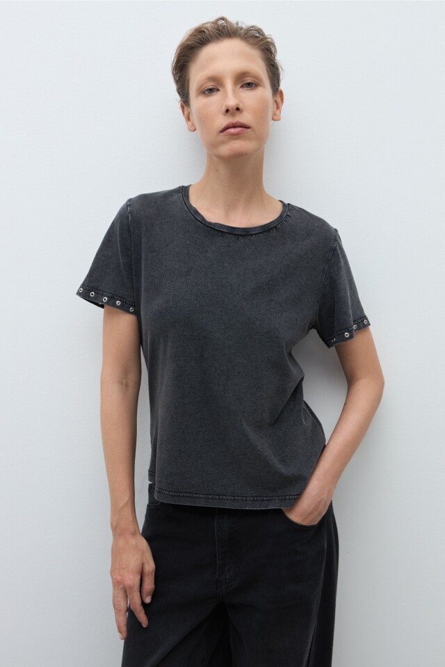 Remera ojalillos metálicos negro