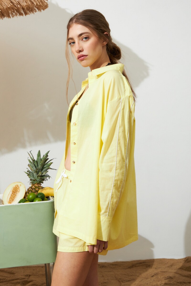 Camisa con ribete amarillo
