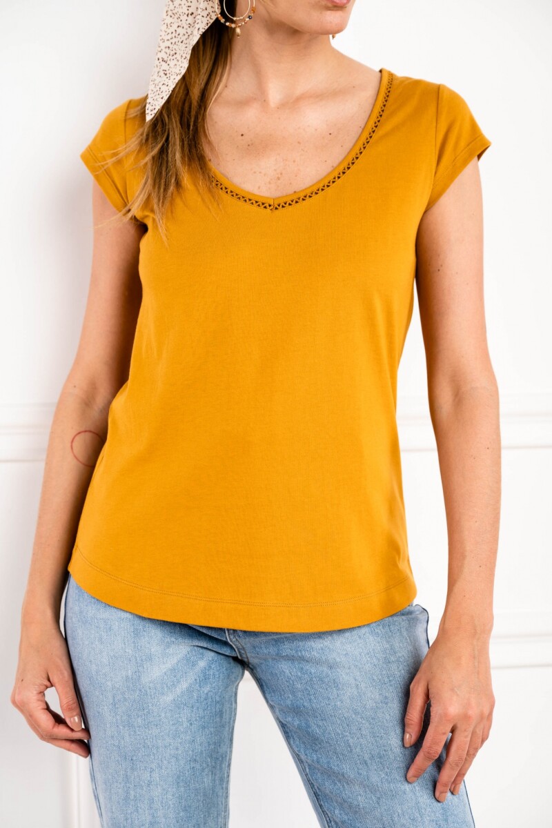 Remera Escote V Algodon Peinado Oro