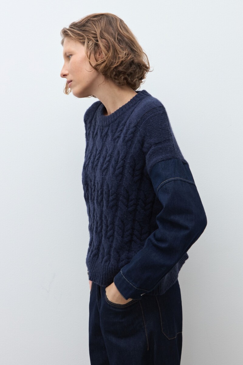 Sweater con jean azul marino