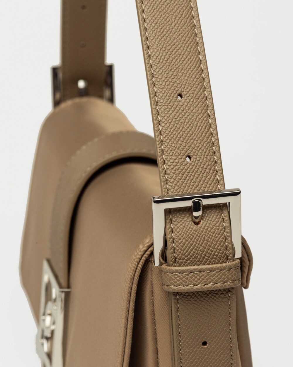 Cartera al hombro Signature en nylon Taupe