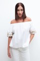 Blusa bardot con bordados blanco