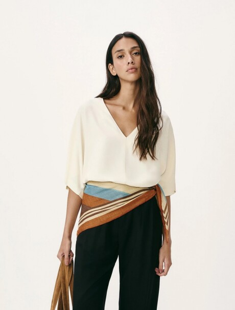 BLUSA CON ESCOTE EN V Y MANGAS 3/4 BEIGE