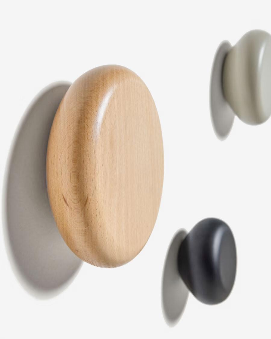 Set Nadue de 3 colgadores de madera maciza de haya con acabado natural, gris, negro