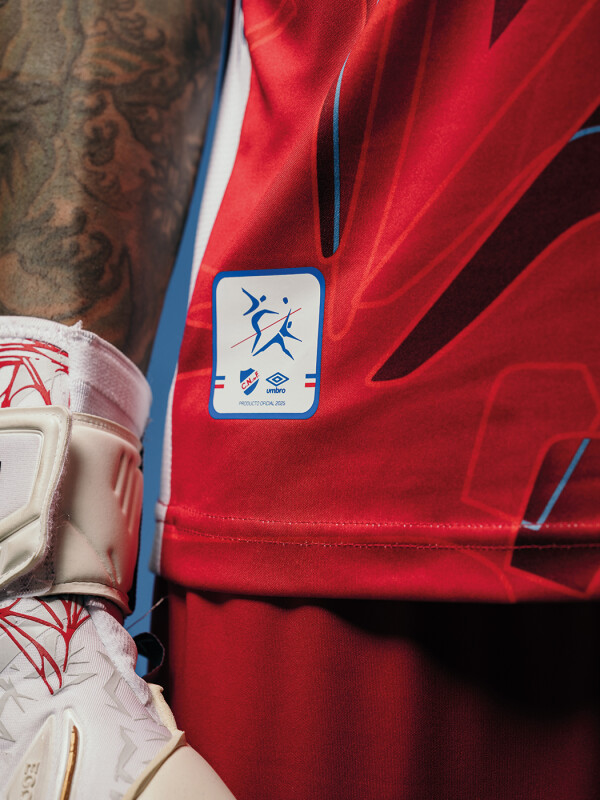 CAMISETA GOLERO OFICIAL<br /> 2025 Nacional Hombre Skuba, Rojo, Blanco