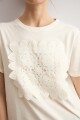 Remera aplique de crochet crudo