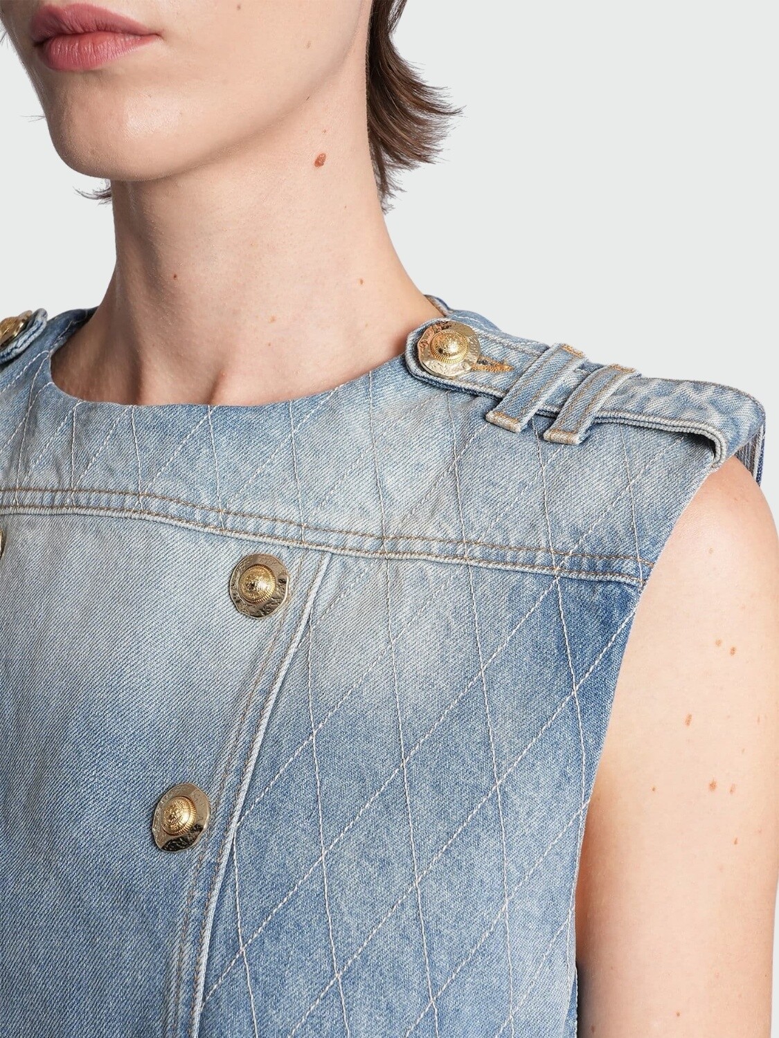 BALMAIN - TOP DENIM SIN MANGAS, CON BOTONES 6FC