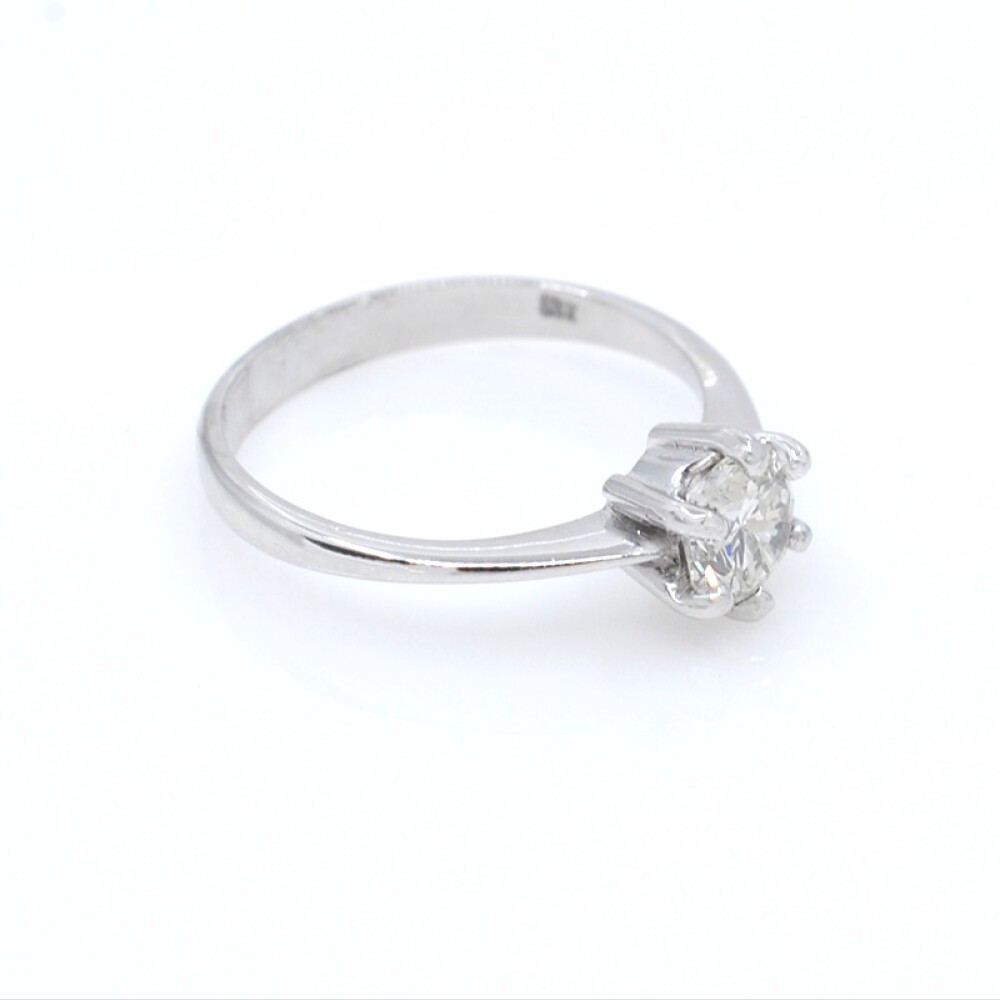 Anillo solitario en oro 18k blanco y brillante central Anillo solitario en oro 18k blanco y brillante central