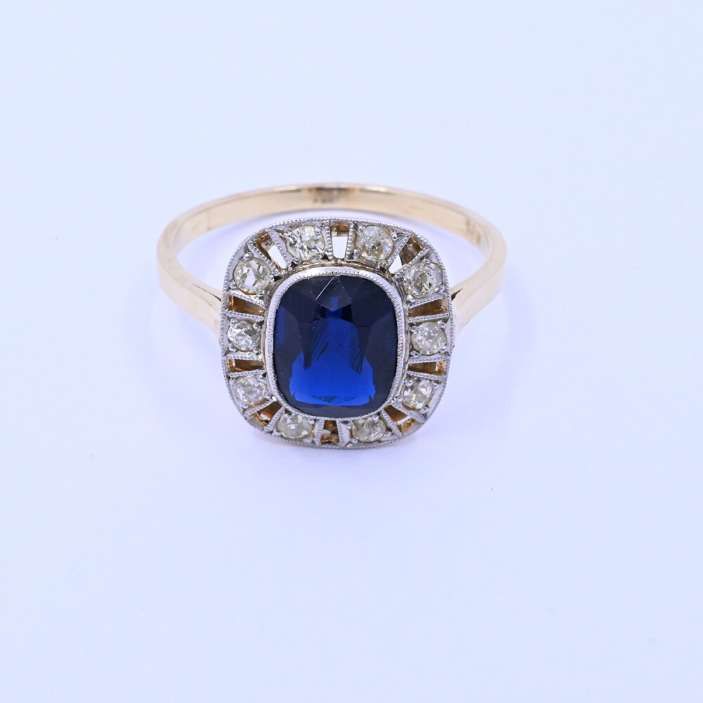 Anillo oro 18k antiguo con piedra de color y brillantes. Anillo oro 18k antiguo con piedra de color y brillantes.